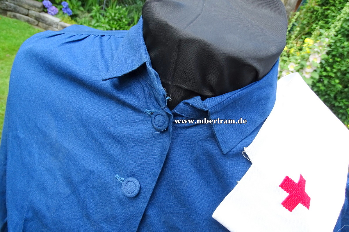 Krankenschwesterntracht wie 40er Jahre. Blaues Kleid