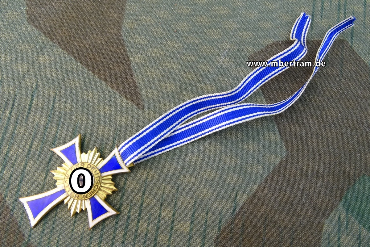 Ehrenkreuz der Deutschen Mutter in Gold mit Bandabschnitt