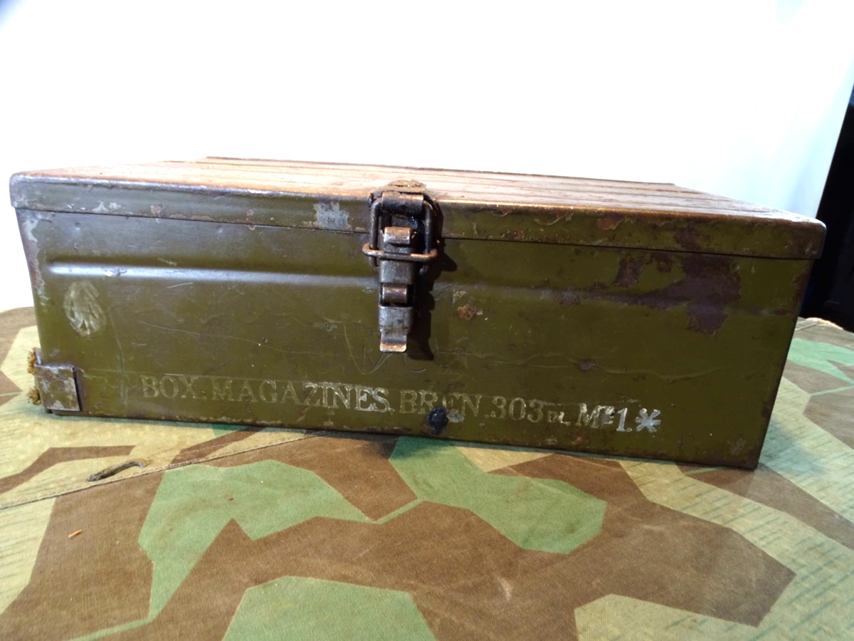 Britischer Magazinkasten für 12 Brenn MG Magazine 2. Weltkrieg, Top Beschriftung 
