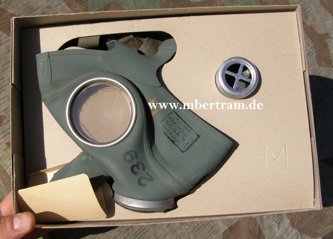 10431-7 Volksgasmaske DM 40 "M", Pappkarton, kpl. Inhalt, Z.1-2