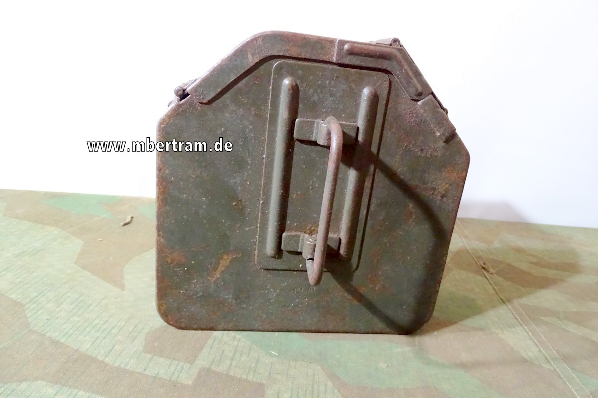 Gurtkasten 36 für MG 34 in Zwillingssockellafette. Feldgraue Originallackierung"wa41"