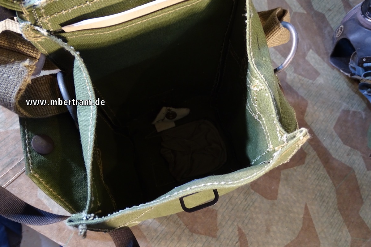 20068-8 Britische Gasmaske mit Tasche 2. Weltkrieg, schön gestempelt.