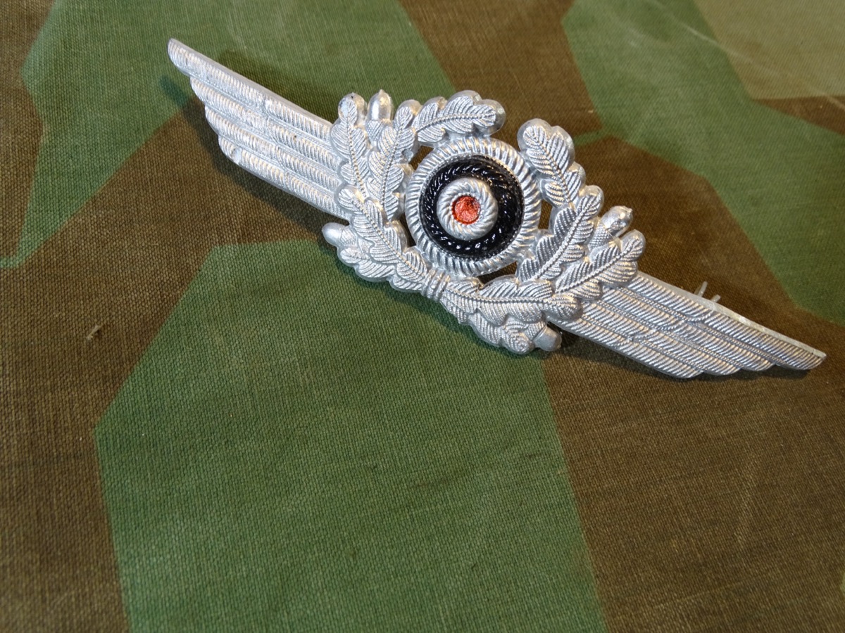 Schwinge mit Eichenlaub und Kokarde für Luftwaffen Schirmmütze, Alu, Splinte vorhanden