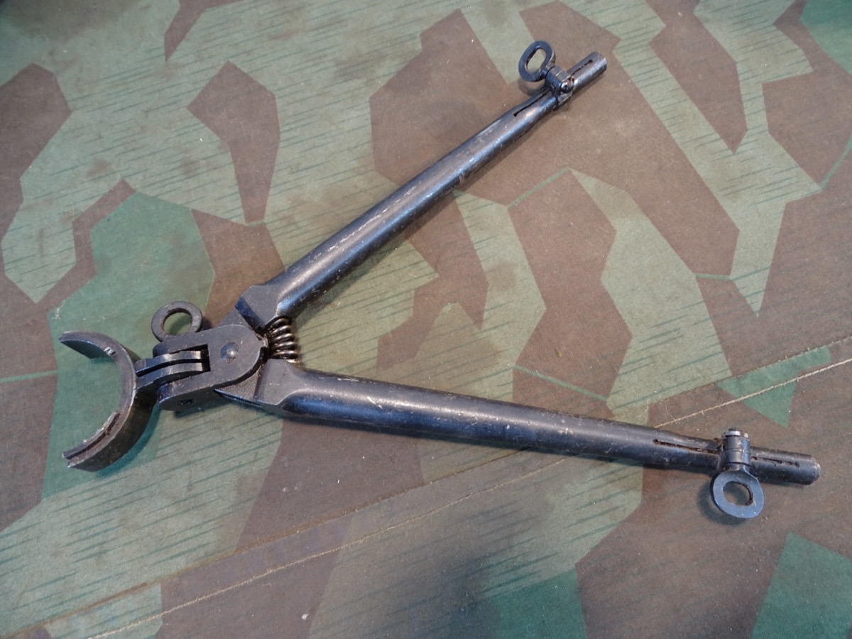 Frontfertigung/ Truppenfertigung, Zweibein für das MG 34 der Wehrmacht mit ausländischern Beute Unterteil. 