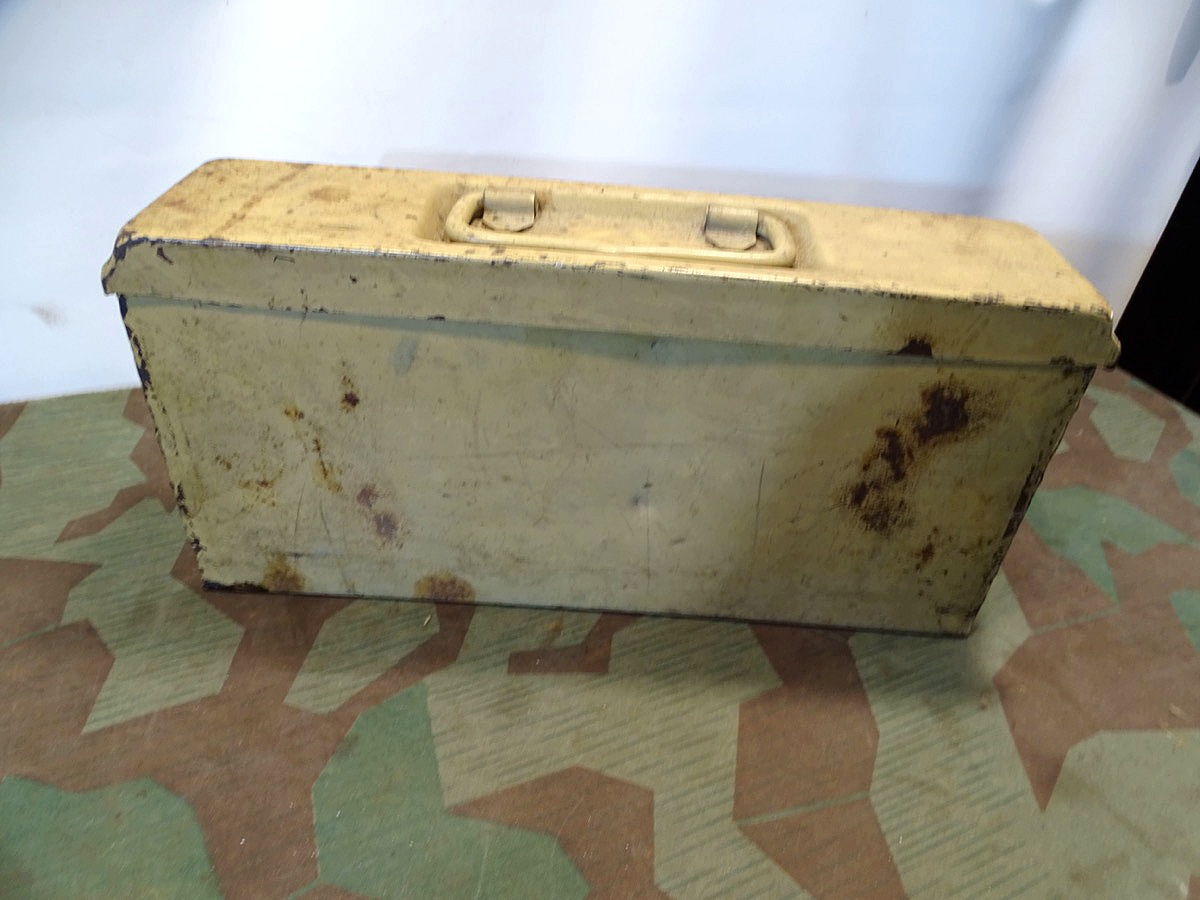 MG 34/42 Patronenkasten 41 Hst.: "brc"  gestempelt. Lehmgelb, sehr schöner Originalzustand