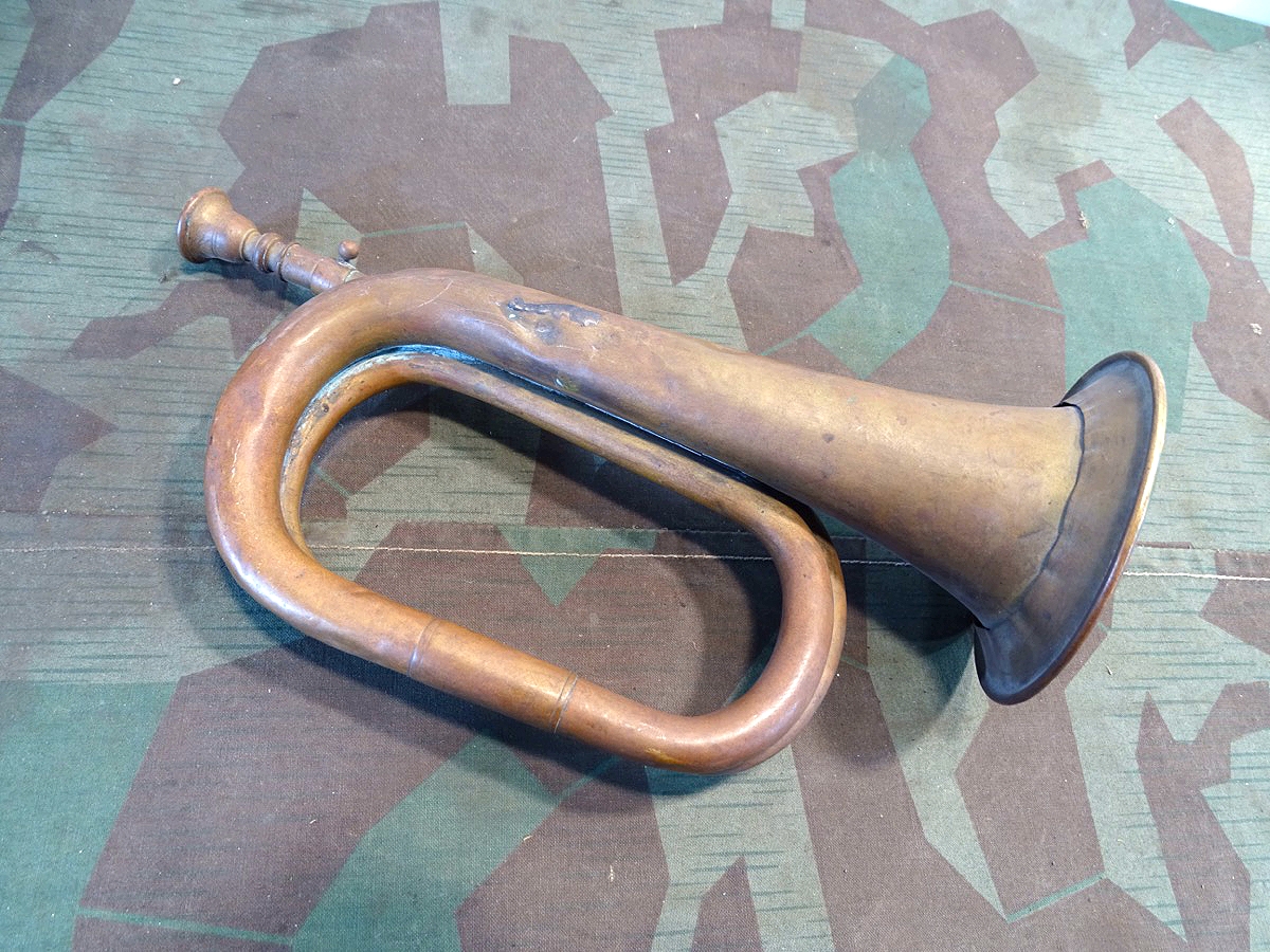 Preussisches Militär Signalhorn mit Kronen Stempel. Getragenes Original. 