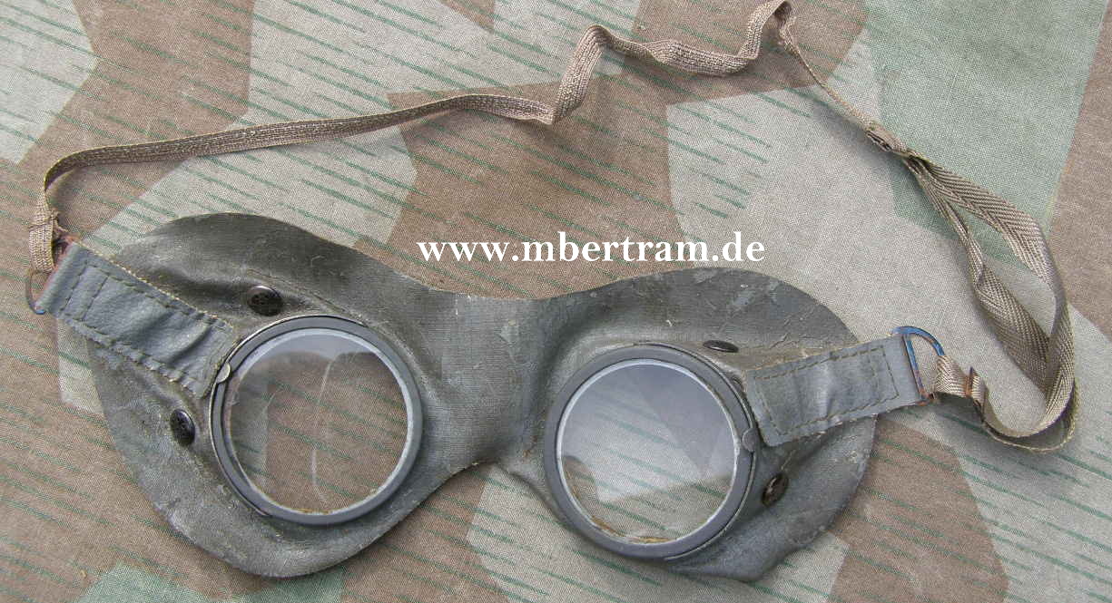 Wehrmacht Kradfahrerbrille, grauer Ersatzstoff, helle Gläser.
