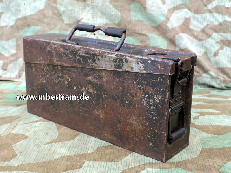 MG 34/42 Patronenkasten 34 von 1943, feldgrau, mit 5 WH Gurten und Einführstück