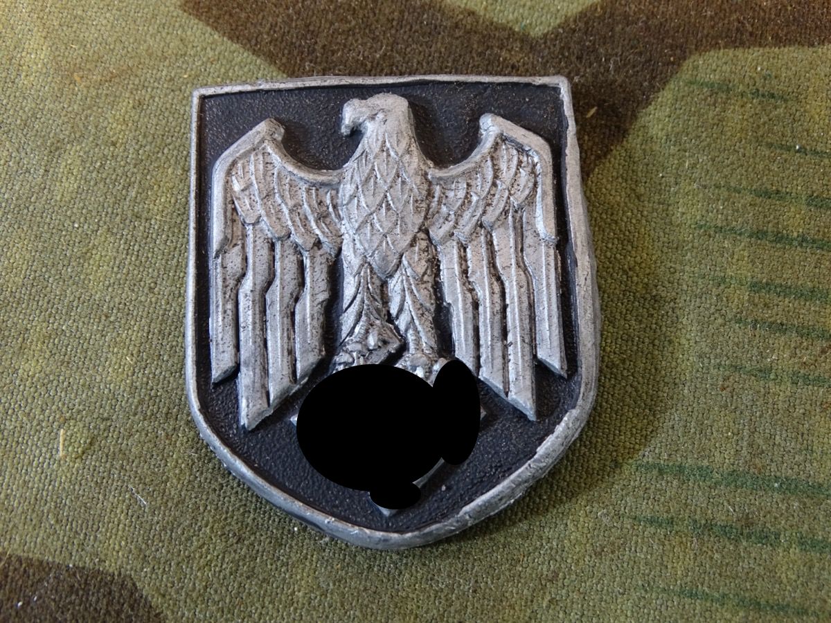 Adler Wappen für Wehrmachts Tropenhelm, Aluminium, Hersteller R.K. alle Splinte dran