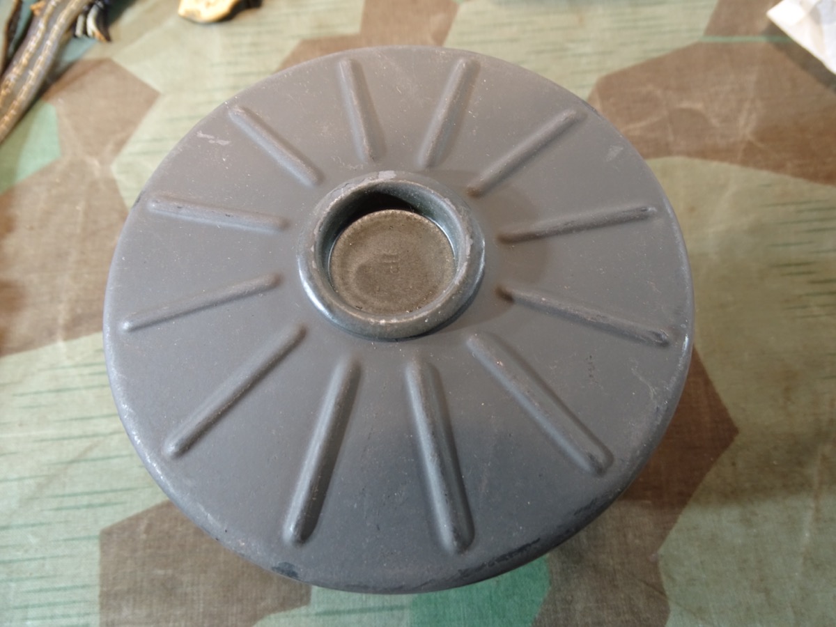 Wehrmacht, unbenutzter Gasmaskenfilter "FE 41" mit fast kpl. Farbe, Stempeln, 2 Verschlüssen