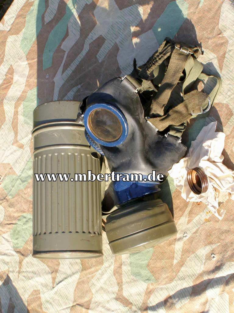 GASMASKE "AUER ",GRÜNER GERIPPTER BLECHDOSE