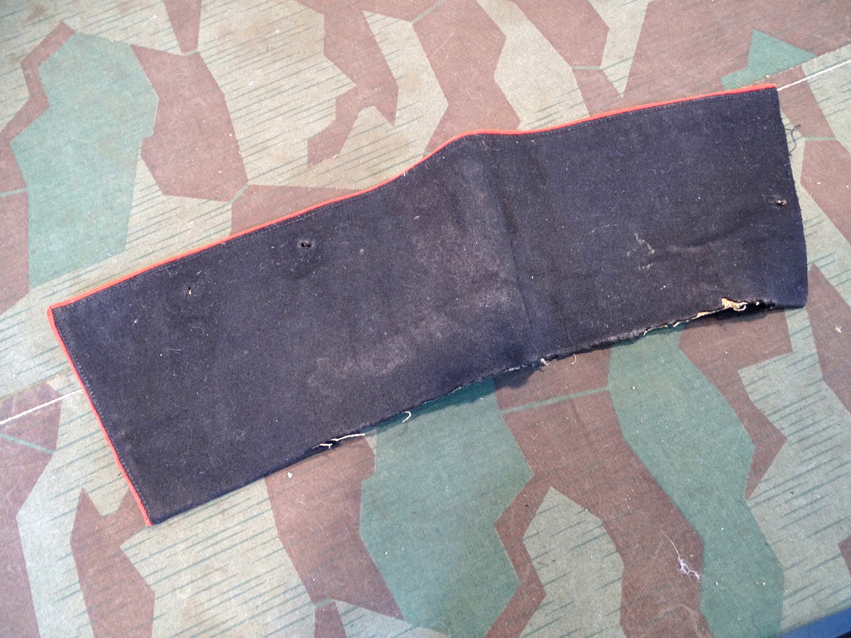 Preussischer Ärmelaufschalg, dunkelblau mit roter Bise. Ca. 33cm B x 38 cm B( an Seite mit Bise)   x