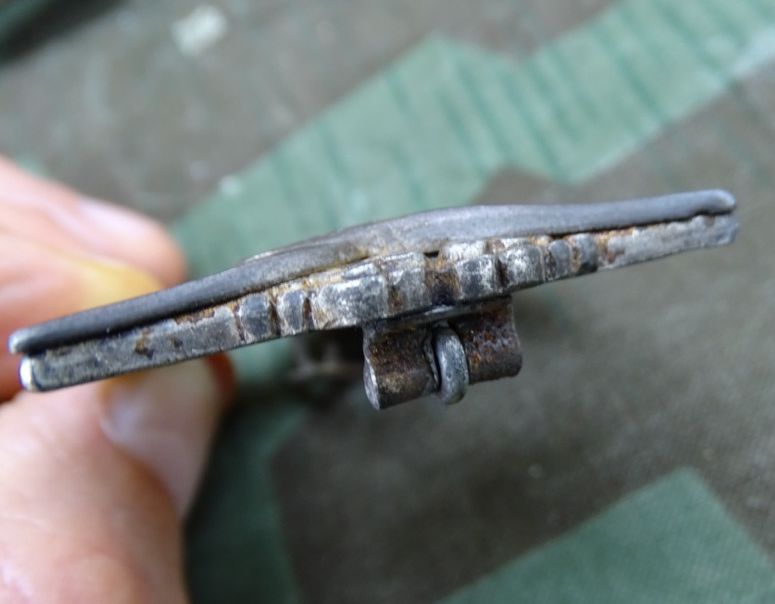 Erdkampfabzeichen der Luftwaffe, Feinzink, Adler aus Neusilber aufgenietet, "G.H.Osang Dresden" Erdkampfabzeichen der Luftwaffe, Feinzink, Adler aus Neusilber aufgenietet, "G.H.Osang Dresden"
