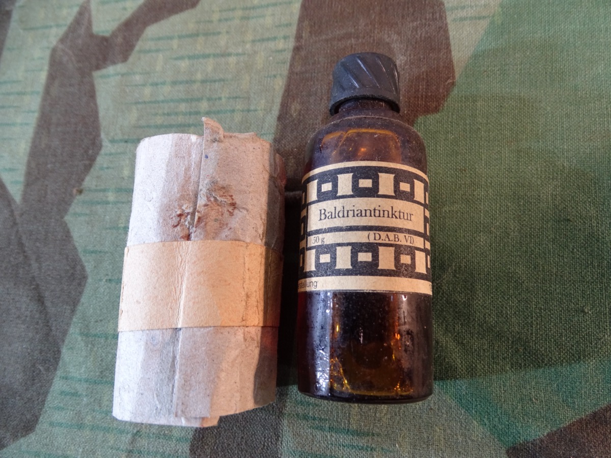 Flasche 50g Baldriantinktur, 1939, mit Papphülle, Luftschutz / Wehrmacht Sanitätsmaterial. 