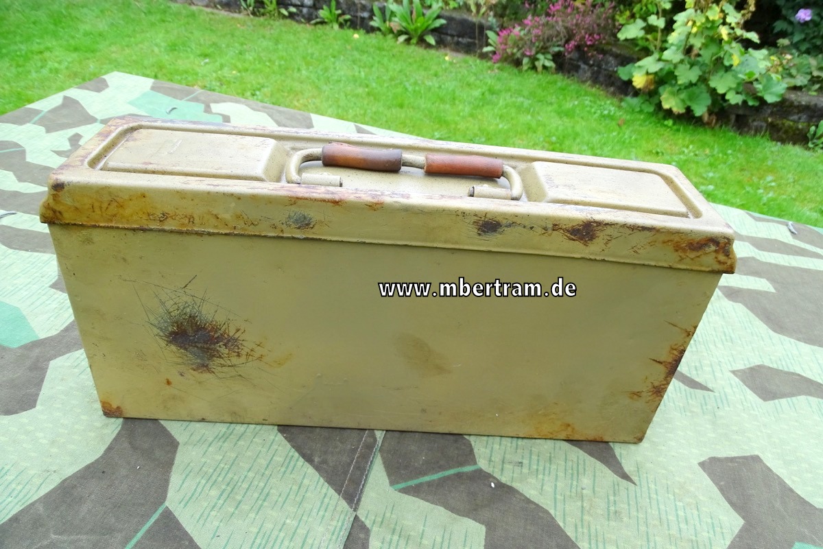 MG 34/42 Patronenkasten 41, Lehmgelb, Code und 1943