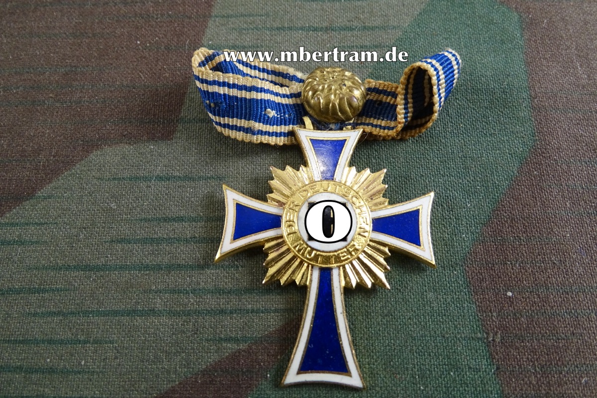 Ehrenkreuz der deutschen Mutter in Gold, an Bandschleife mit Nadel