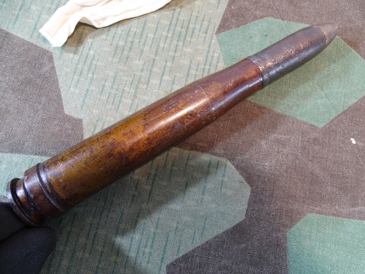 Deko-Patrone 2 cm Flak 38, lackierte Stahlhülse, Eisenzünder, Ladungssäckchen