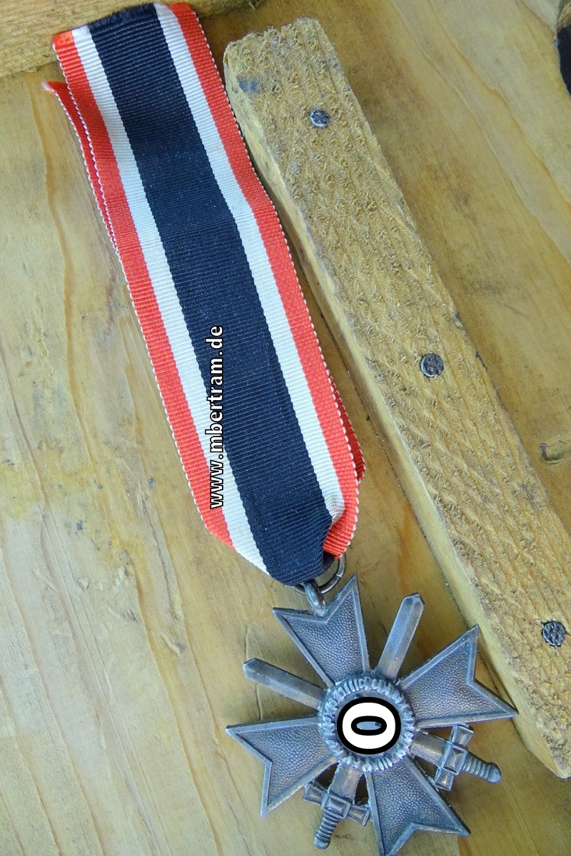 Kriegsverdienstkreuz 1939 2. Klasse mit Schwertern, Buntmetall, am Band, Hst: "100"