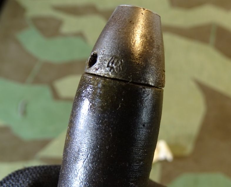 Deko-Patrone 2 cm Flak 38, lackierte Stahlhülse, Eisenzünder, Ladungssäckchen