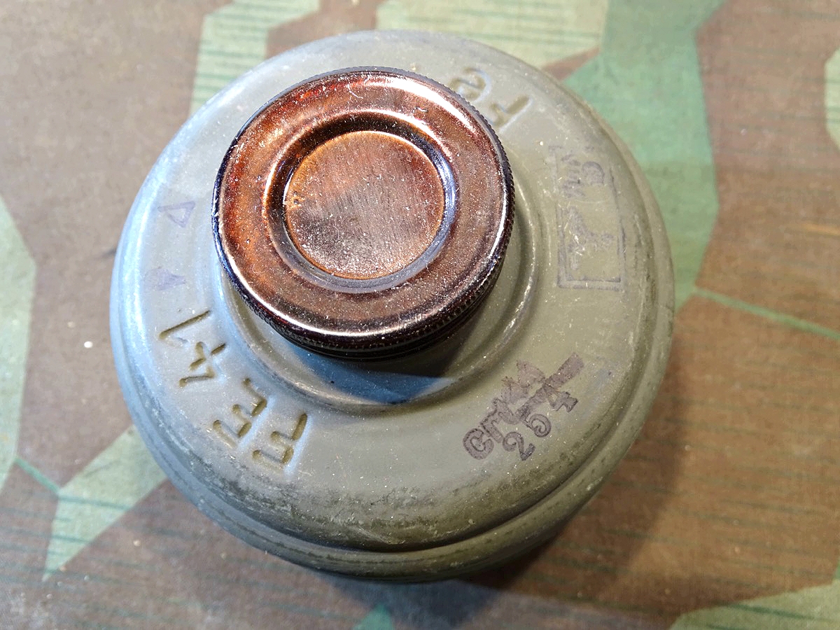 Filter  FE 41 Wehrmacht mit beiden Verschlusskappen, unbenutzt. " crt 44, WaA " 