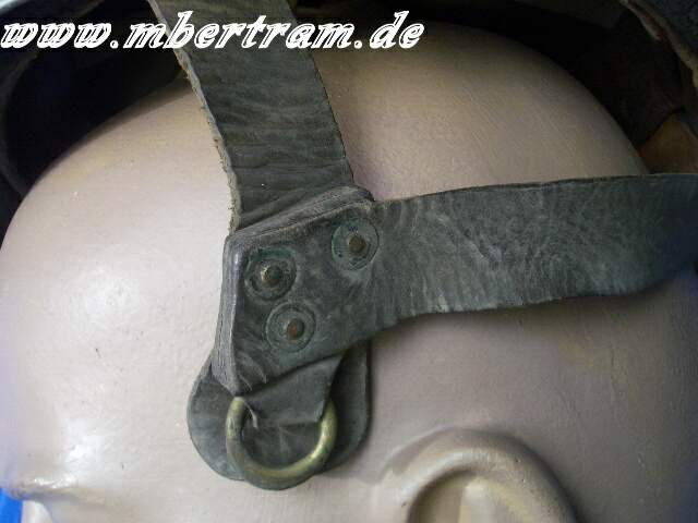 2575-5 England: Fallschirmjäger Helm "BMB 1943, Gr.7 1/8"