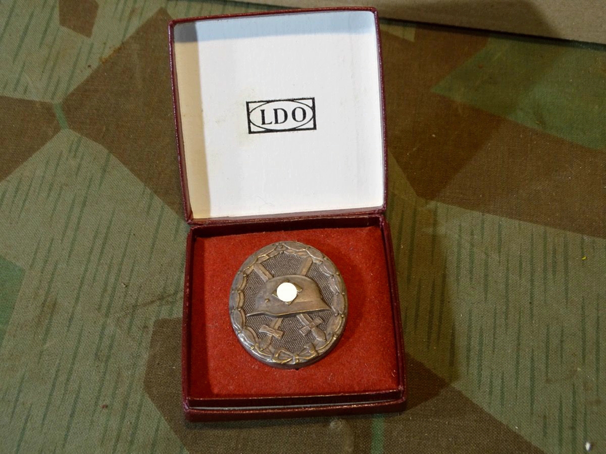 Verwundeten Abzeichen in Silber, Hst. 30, Buntmetall im roten LDO Etui