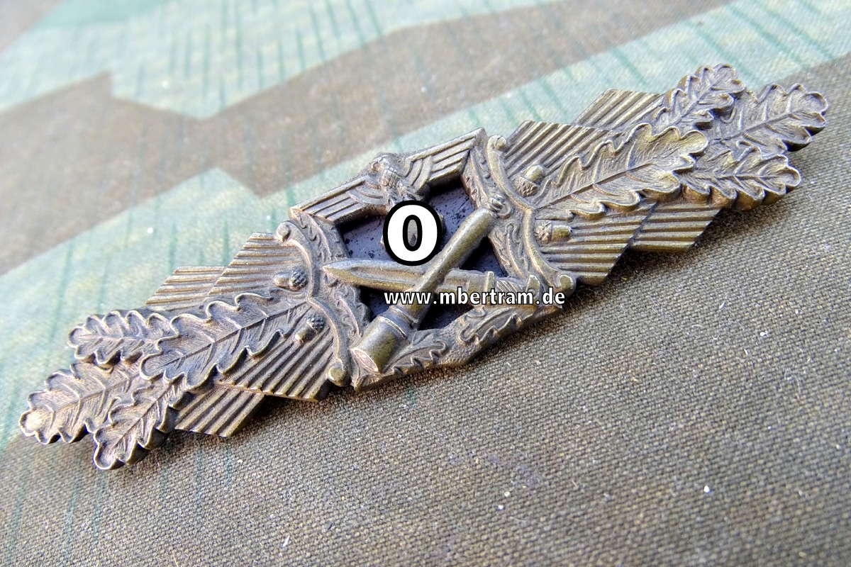 Nahkampfspange in Bronze, "FEC. W.E. Peekhaus Berlin - Ausf. A.G.M.u.K. Gablonz", Sehr guter Zustand