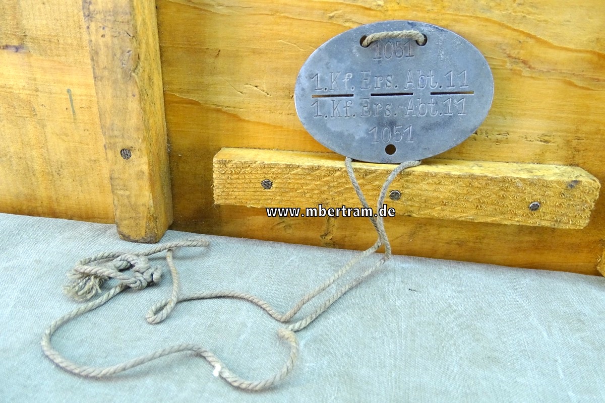 Wehrmacht Heer Erkennungsmarke: 1. Kf. Ers. Abt. 11, Feinzink, mit Bendel