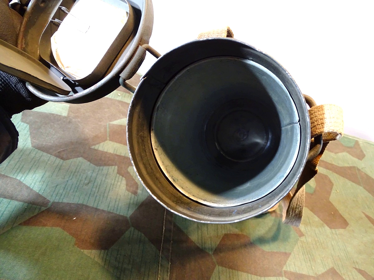 20925-30 Gasmaske mit Dose M 38 und Filter FE 41, (unbenutzt) und Losantin, alles 1944