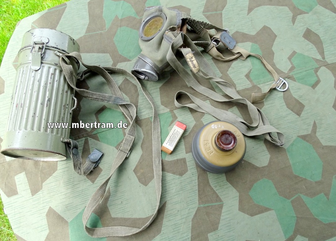 Kriegsmarine Gasmaske von 1939 mit Mikrofonanschluss in Dose, Selten