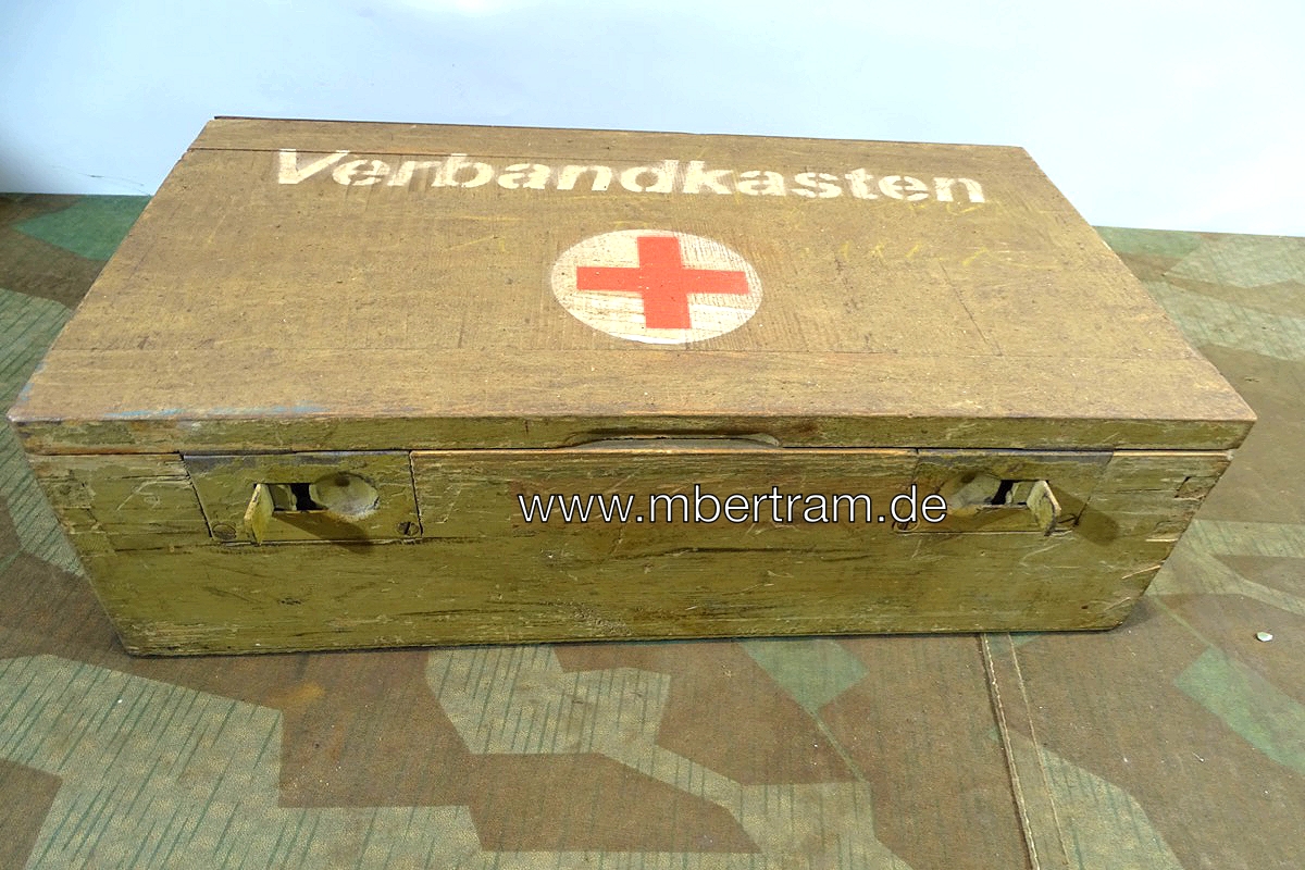 Kriegsmarine KFZ Verbandkasten, Holz, sandfarben mit Beschriftung, ohne Inhalt