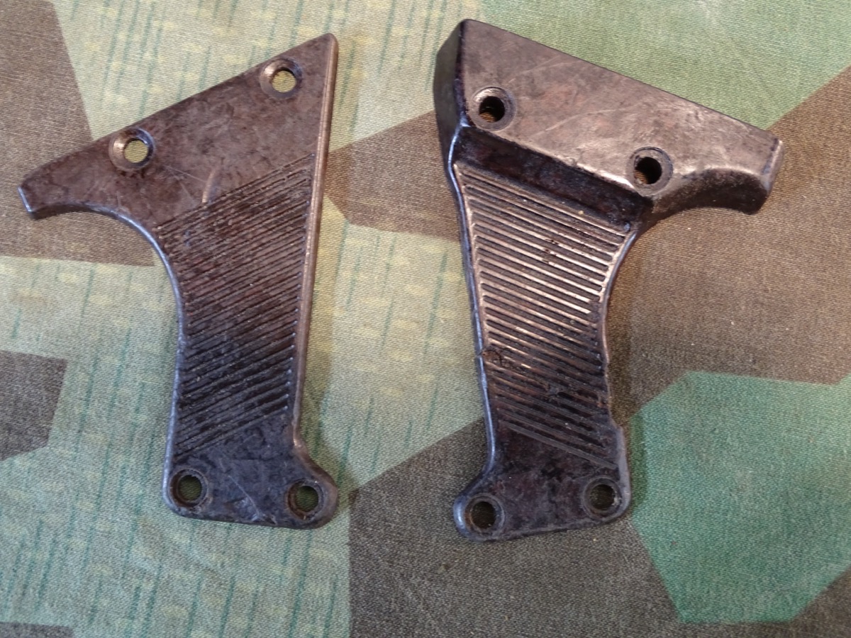 Pärchen Original Griffschalen MG 34. Eine Seite unten angebrochen. 