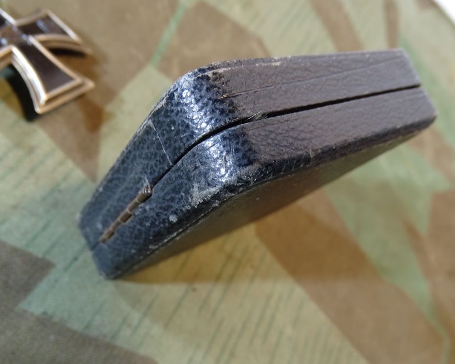 Eisernes Kreuz 1. Klasse 1914 mit Etui. Magnetischer Eisenkern, gewölbt, 800er Silberstempel