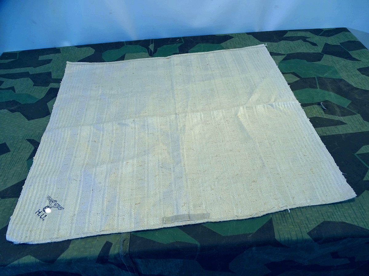 Rohweißes Leinenhandtuch, Wehrmacht, unbenutzt mit " großem Reichsadler H.U." , kleiner Fleck , ca. 48 x 53 cm