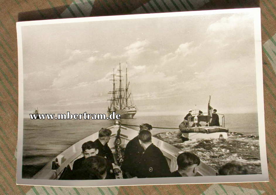 Im Schlepp der Motorjolle zum Segelschulschiff