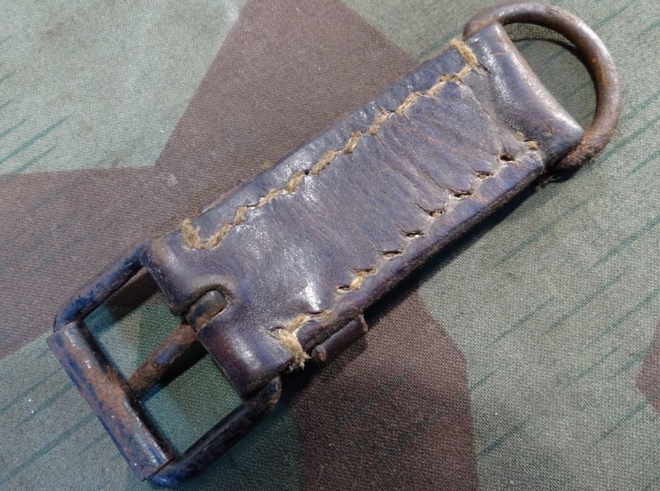 Teilstück für Trageriemen Wehrmacht, z.B. für  Leder Sondertornister für Fernsprechgerät. 1942