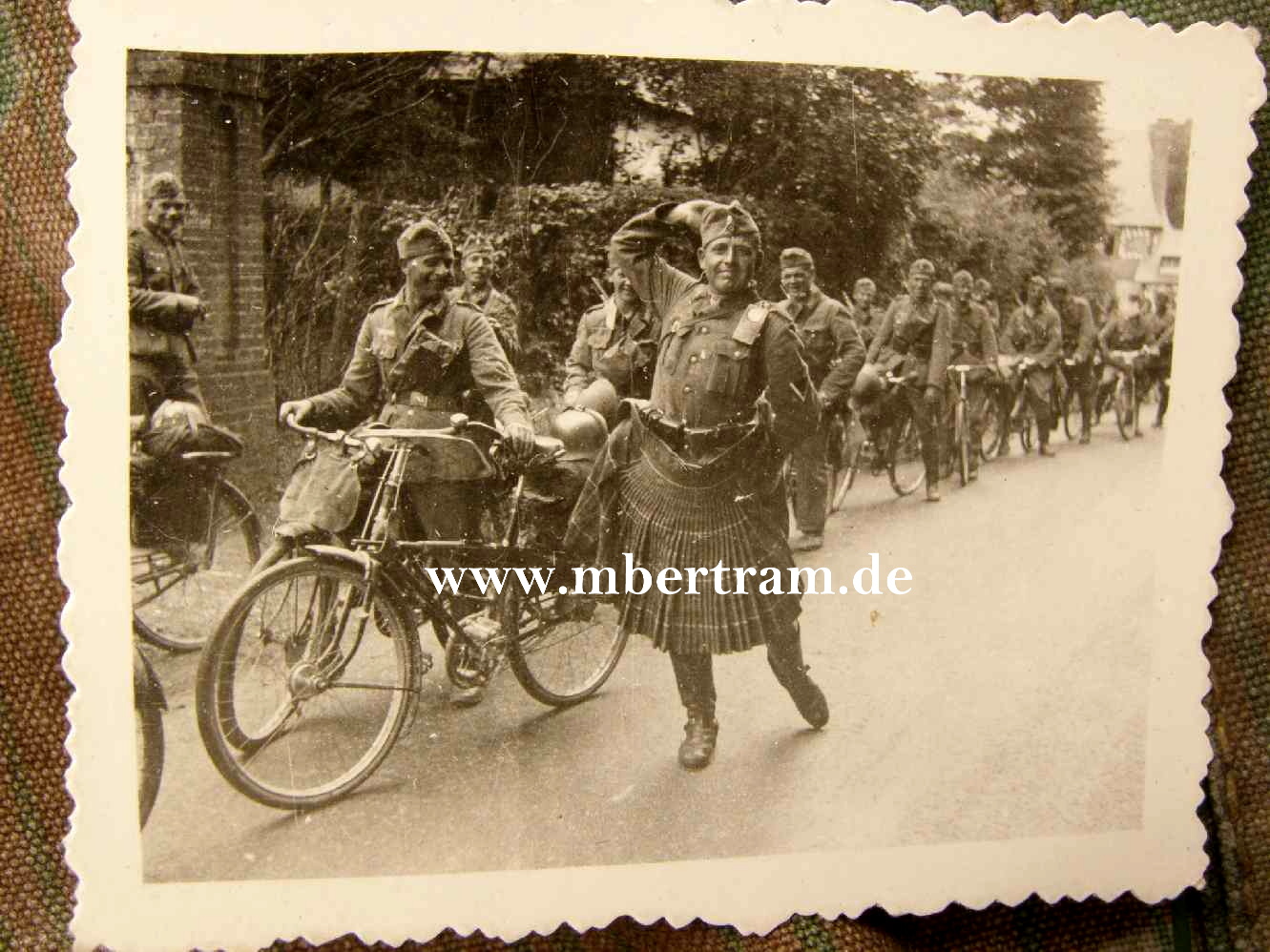 Foto - Radfahrkompanie und WH Soldat in Schottenrock.
