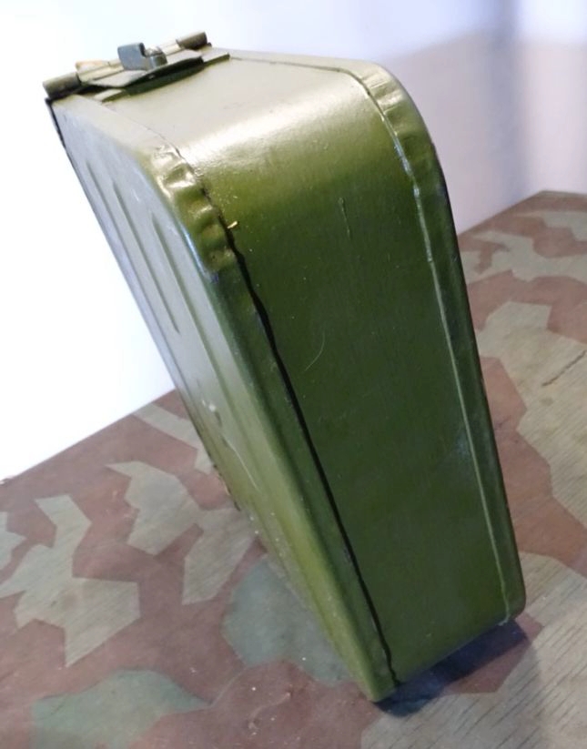 Waffenmeister Gurtkasten für das MG Maxim M 1910 mit umfangreichem Inhalt Waffenmeister Gurtkasten für das MG Maxim M 1910 mit umfangreichem Inhalt