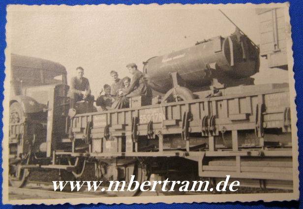 Foto: Bahn verladene Wehrmachtsfahrzeuge, LKW, Tankwagen