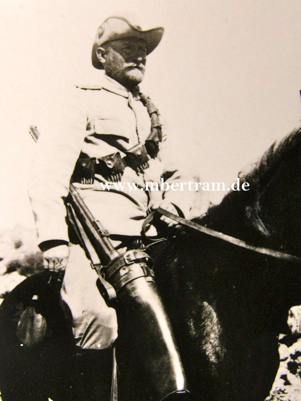 2 Fotos Deutscher Afrika Kolonialoffizier zu Pferde um 1917