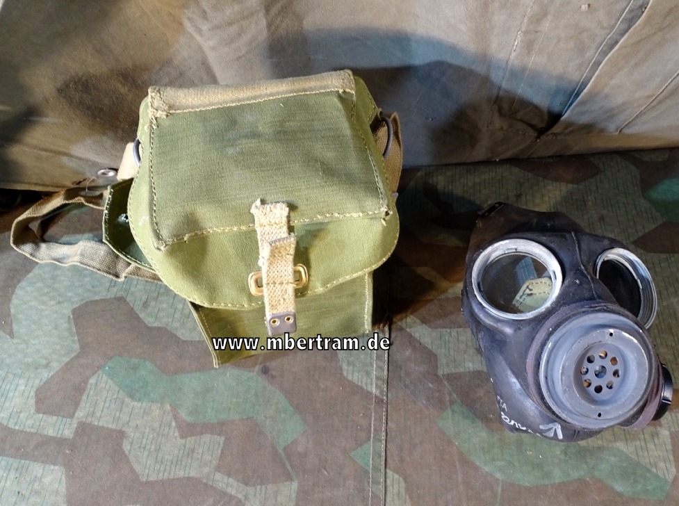 20068-1 Britische Gasmaske mit Tasche 2. Weltkrieg, schön gestempelt.