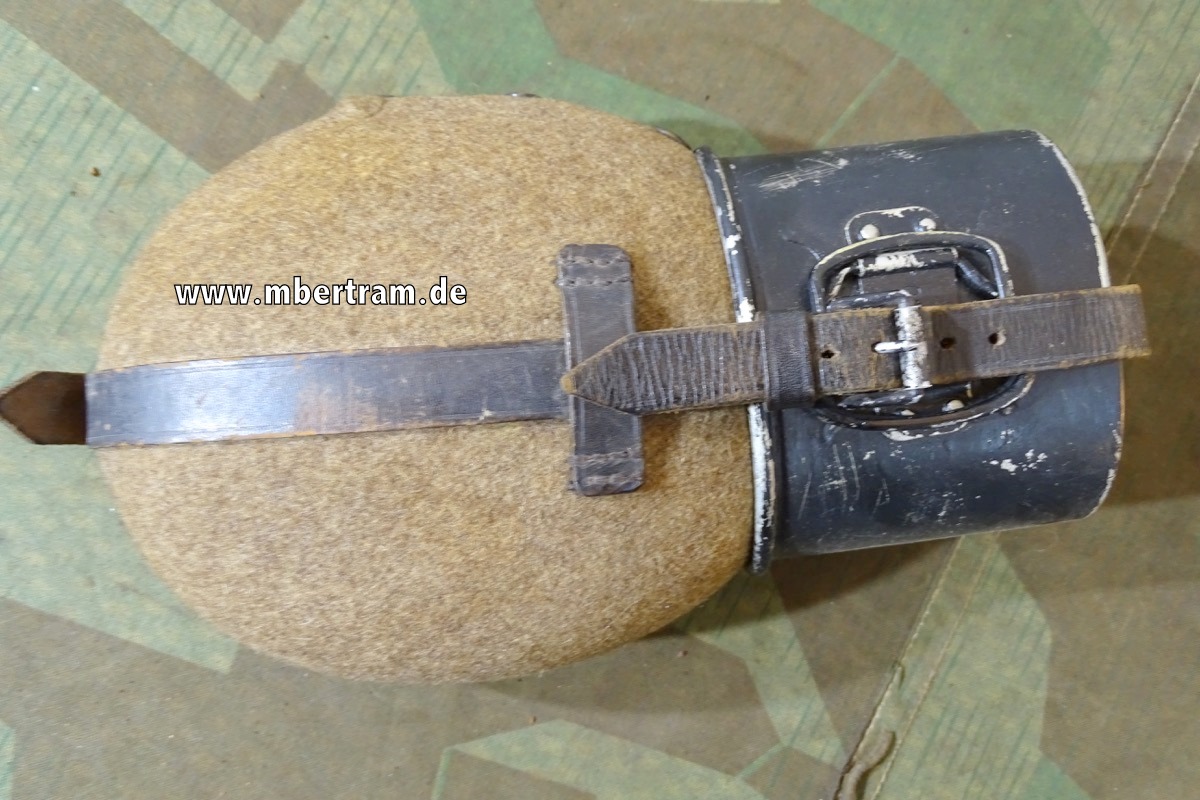 Wehrmacht, frühe Alu Feldflasche mit schwarzem Alu Trinkbecher " MN 40"