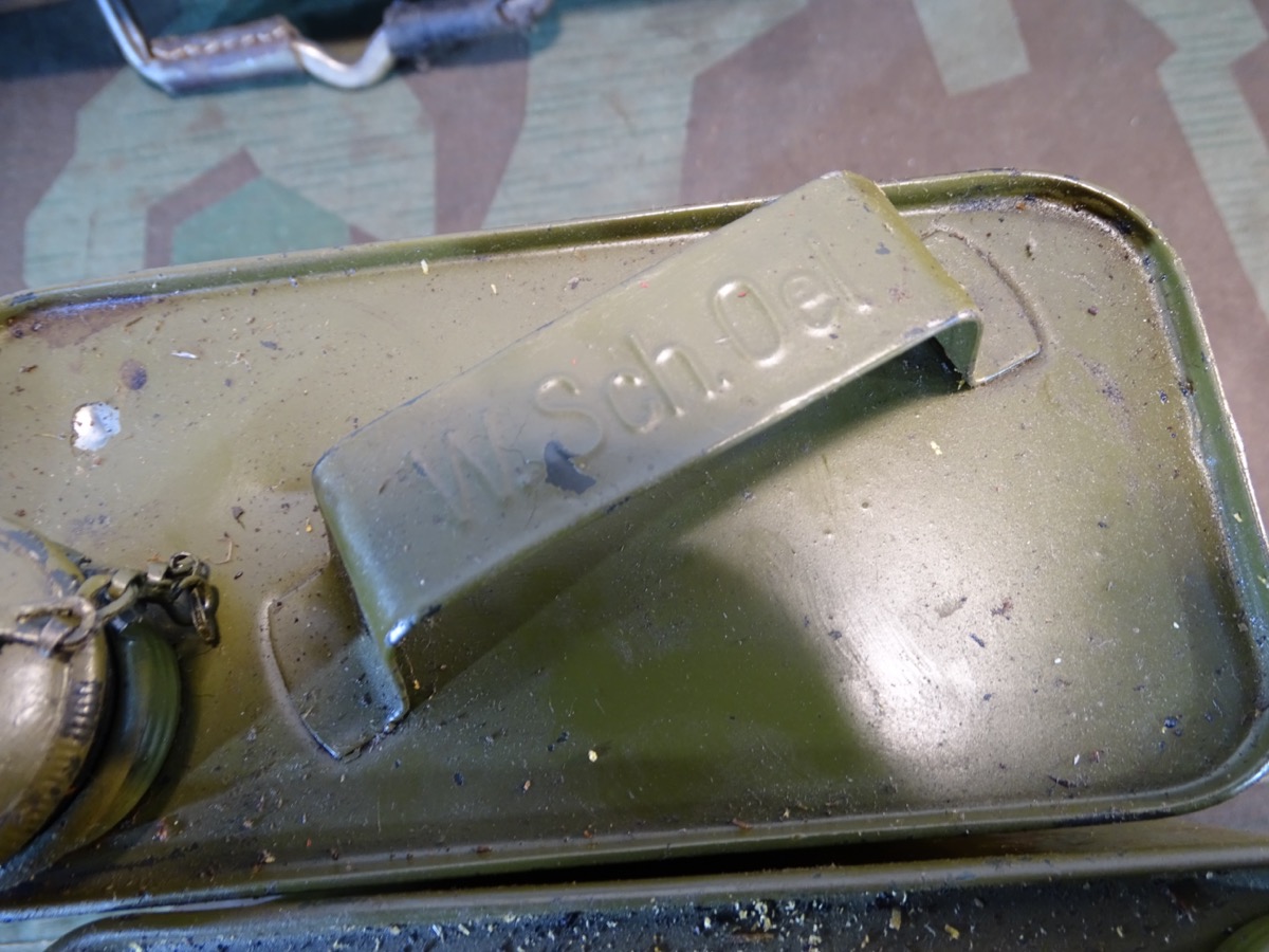 MG 34/42 Waffenmeister Patronenkasten 34 "P" mit WaA mit 2 Waffenölkanistern. MG 34/42 Waffenmeister Patronenkasten 34 "P" mit WaA mit 2 Waffenölkanistern.