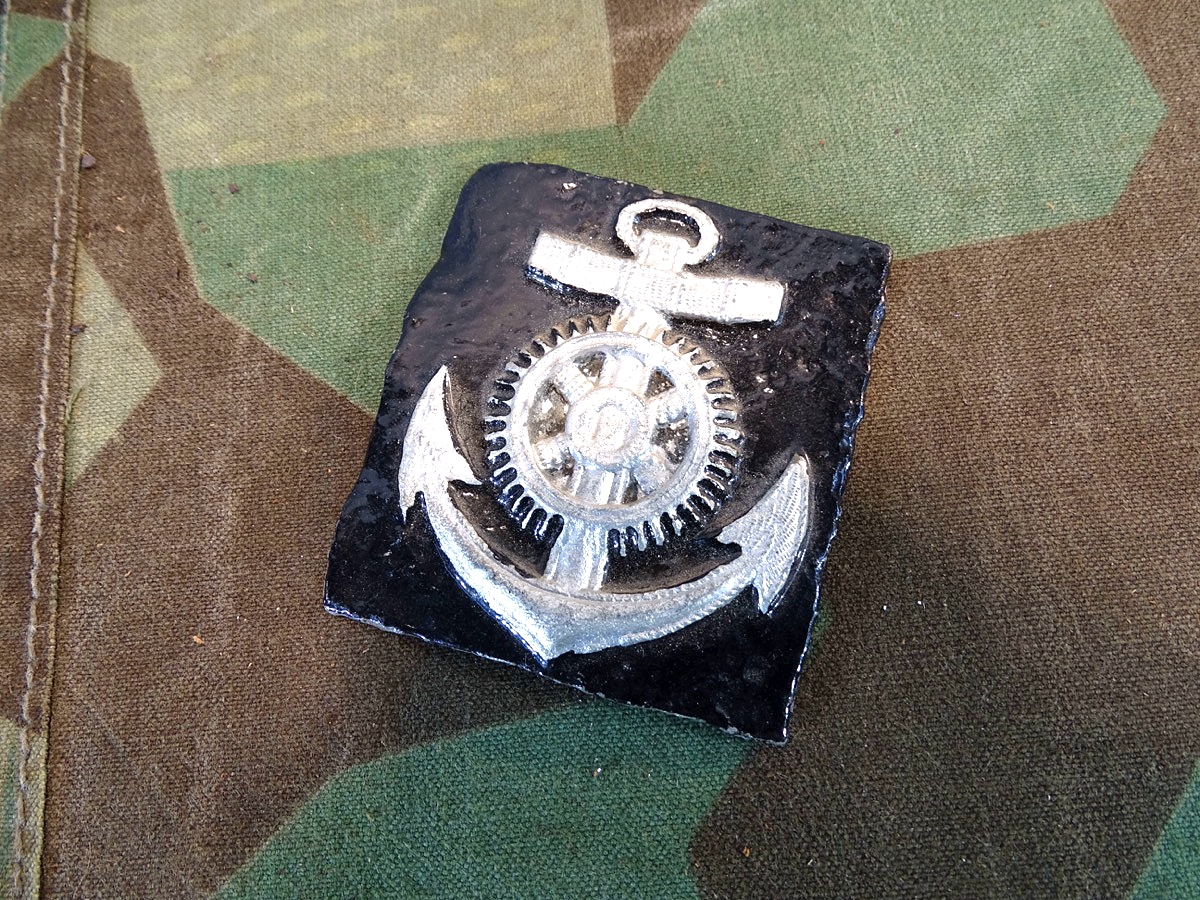 Rohling aus der Produktion eines Ärmelabzeichens für einen Kriegsmarine Maschinenmaat, Feinzink