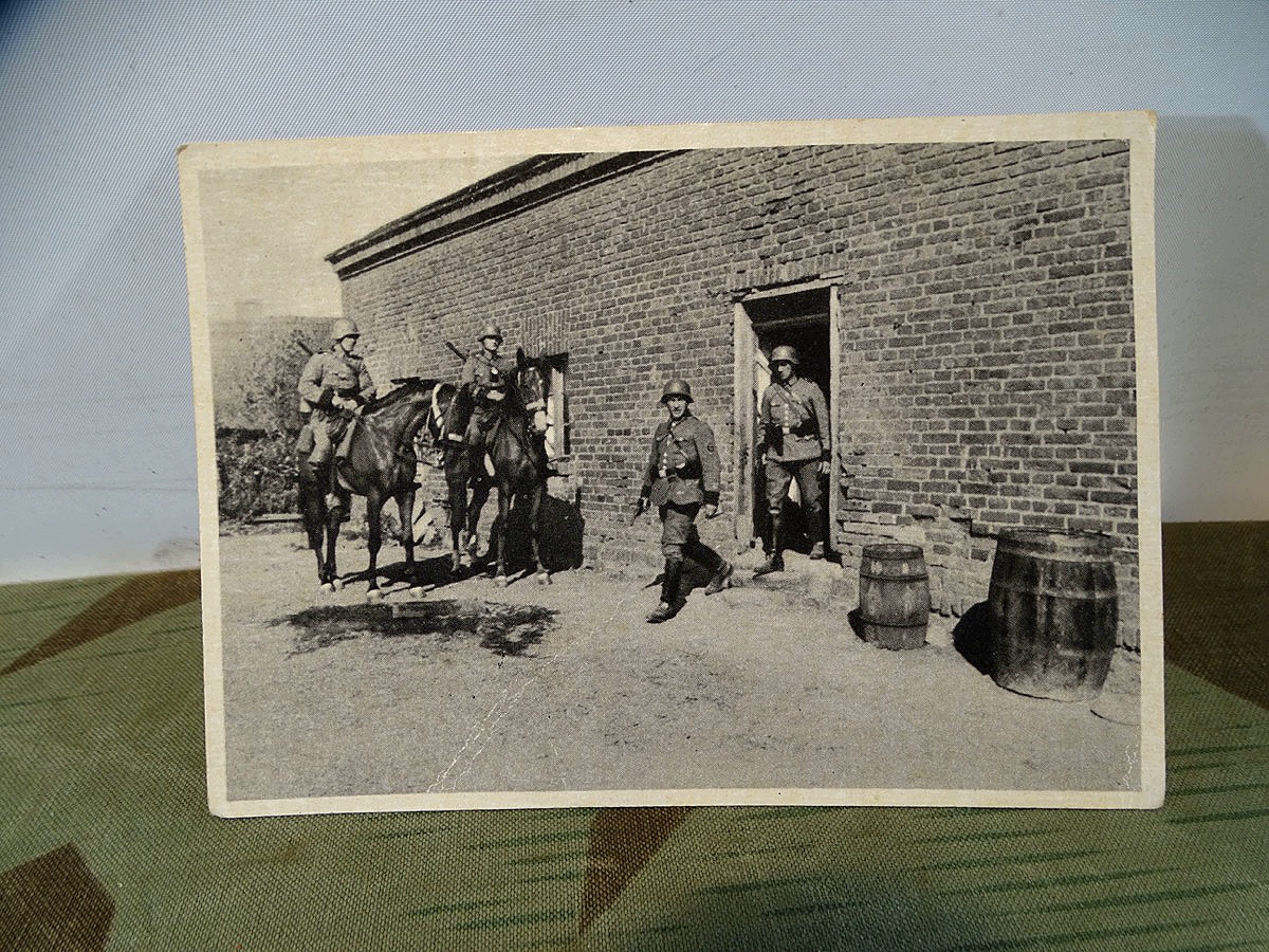 Propaganda Postkarte 3 Reich " Berittene Polizeistreife säubert ein von polnischen Mordbrennern besetztes Gehöft" 