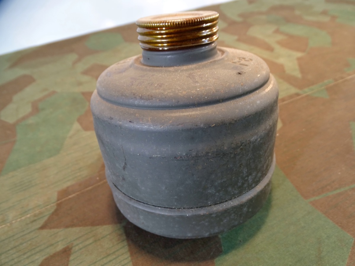 Hoher Filter  FE 42 Wehrmacht mit beiden Verschlusskappen, unbenutzt. 1944, WaA " 