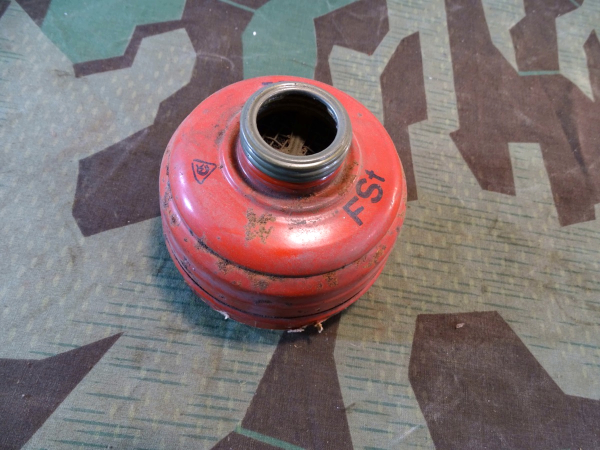 Roter Gasmaskenfilter Luftschutz F ST 17.11.1958