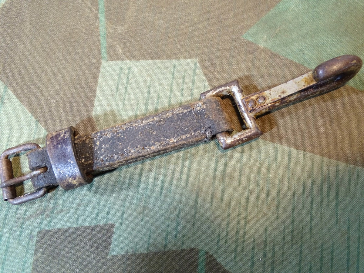 Verbindungsstück / Karabinerhaken mit Leder und Schnalle für Luftwaffen Rucksack Beriemungen