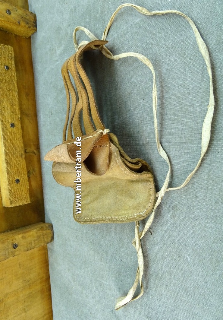Erkennungsmarken Tragebeutel, Wehrmacht, helles Leder mit Riemen