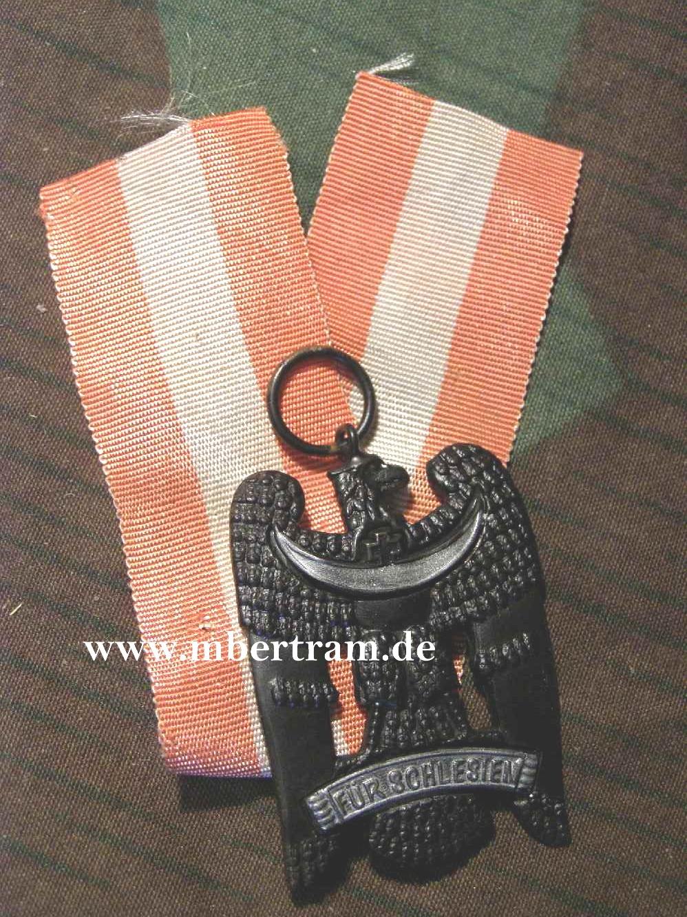 Schlesischer Adler 2. Stufe Buntmetall, lackiert, mit Band.